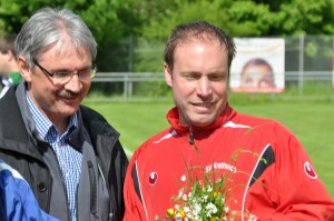 Bernd Marx dankt Trainer Mario Spang