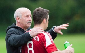 Trainer Erwin Berg gibt Dominik Bosl Anweisungen