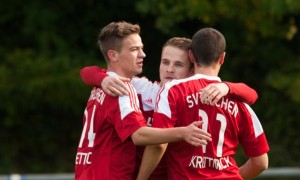 Torjubel nach dem 1:0: Torschütze Sven Bader, Assist Basti Jung und Ken Lippert